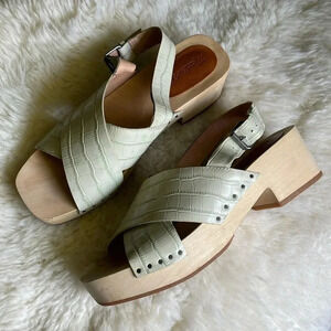 Madewell 🐊 size 8 clogs. Worn once. Cute light green croc crocodile embossed.